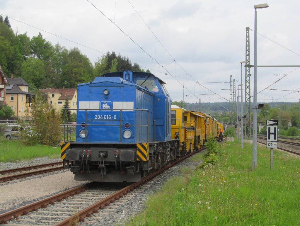 204 016-0 der PRESS steht am 11. Mai 2013 mit einem Gleisbauzug auf Gleis 5 im Bahnhof Kronach.