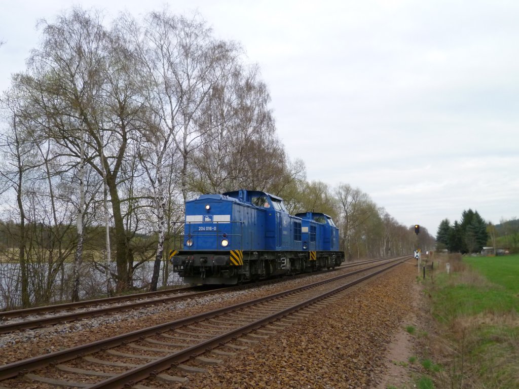 204 016 und 204 022 der PRESS fuhren am 23.04.13 an der Talsperre Pirk in Oelsnitz vorbei.