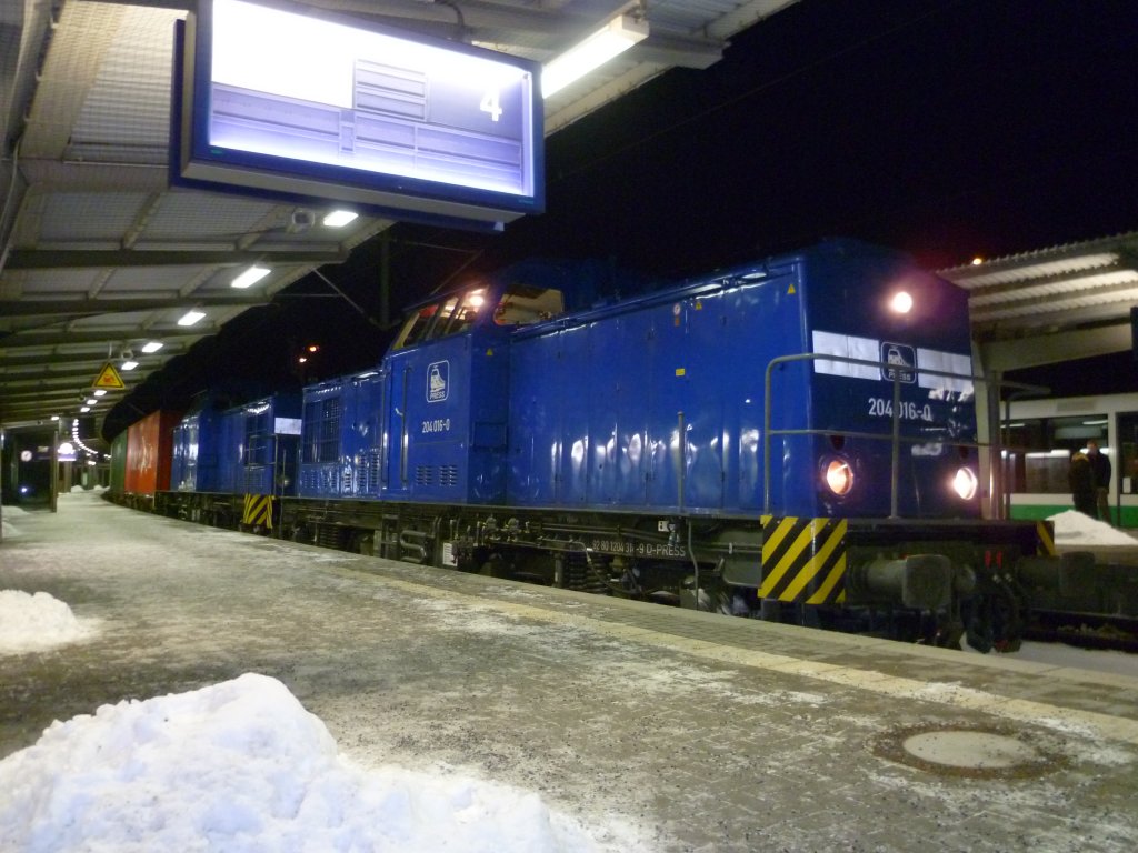 204 016 und 204 022 standen am 15.03.13 mit einem Containerzug in Plauen/V. oberer Bahnhof.