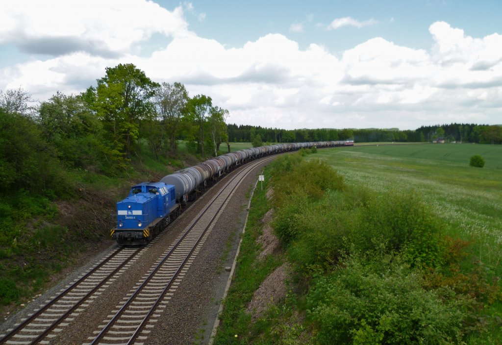 204 022 der PRESS und 118 770 der MTEG (Schublok) fuhren am 28.05.13 den Kessel durch das Vogtland Richtung Hof, hier in Drochaus.