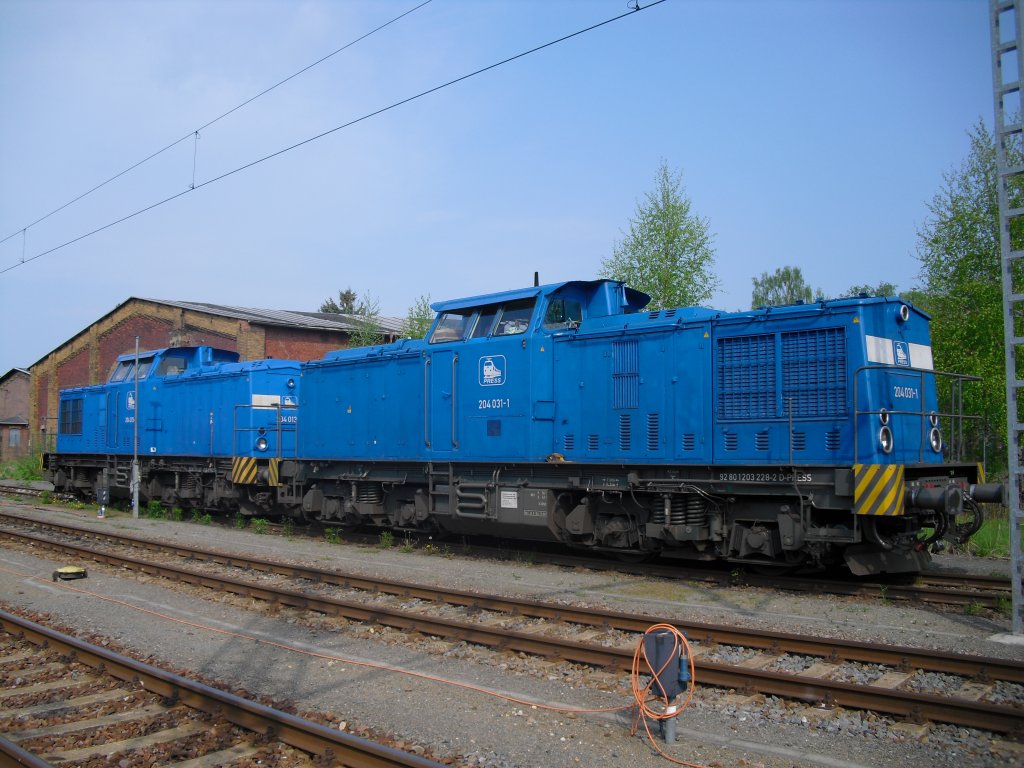 204 031-1 ( 9280 1 203 228-2 D-PRESS) und 204 013-3 ( 9280 1 203 216-7 D-PRESS) warteten am 09.05.10 im oberen Bahnhof Reichenbach/V. 204 031-1 war einmal die 112 326-4!!!