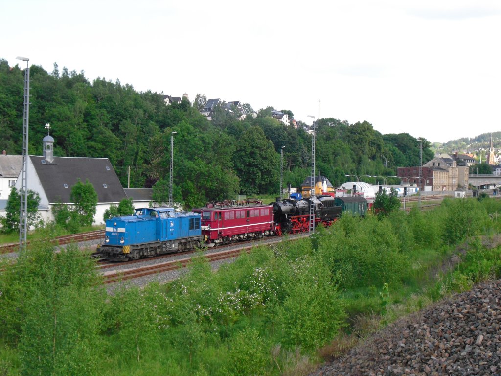 204 031-1, 211 001-3, 52 9900-3 und VT 135 110 bildeten den Lokzug von Schwarzenberg nach Halle. Hier zusehen in Aue/Sachs. bei der Ausfahrt am 05.06.11.

