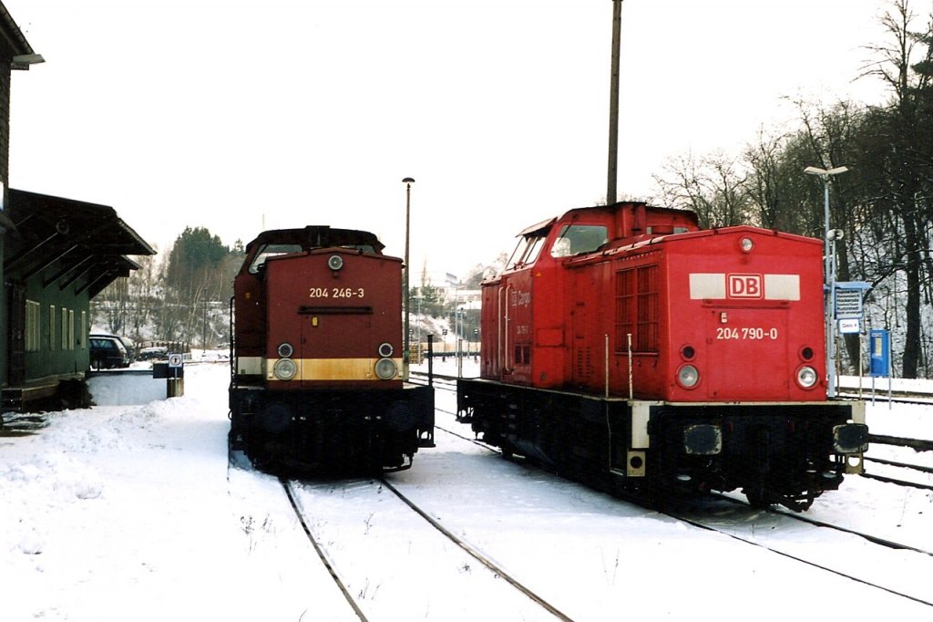 204 246-3 und 204 790-0 am 21.12.1999 in Lobenstein (Thr).
(gescantes Bild)