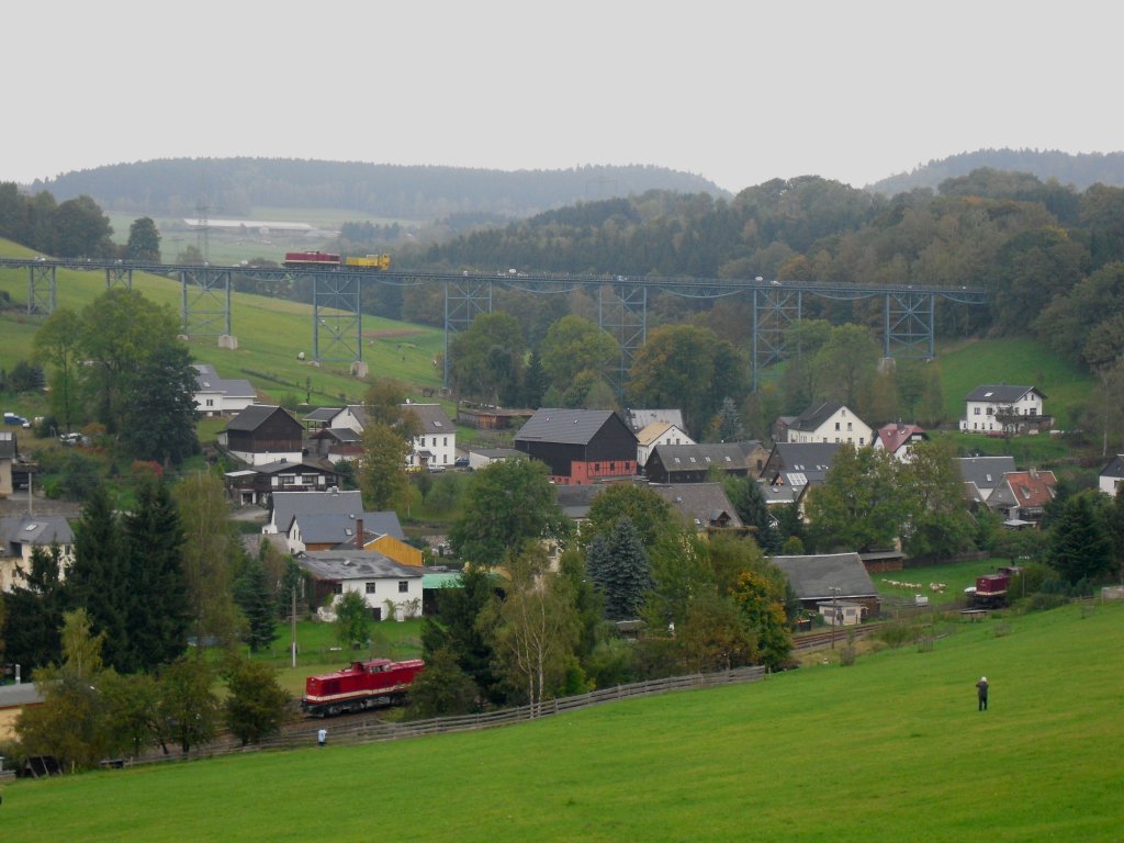 204 347-9 mit Schneefre 716 501-2 (der MTEG) befhrt das Markersbacherviadukt zum Brckenfest am 02.10.10. 112 565-7 und 202 646-6 fahren unten in den Bahnhof Markersbach ein.