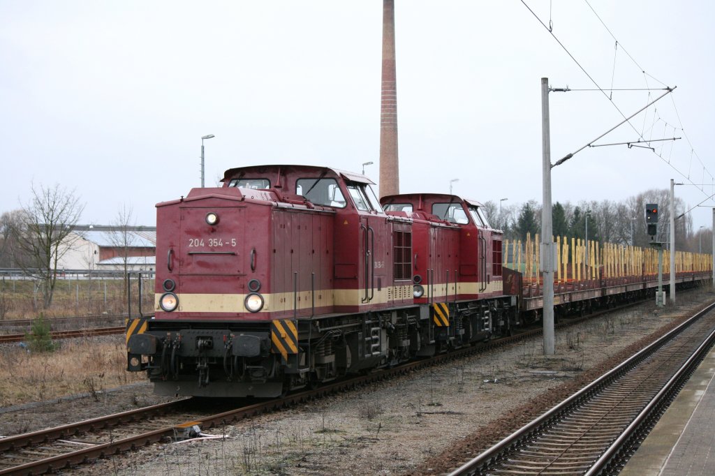 204 354-5 und 204 347-9 MTEG mit leerem Holzzug am 11.02.2011 in Rathenow