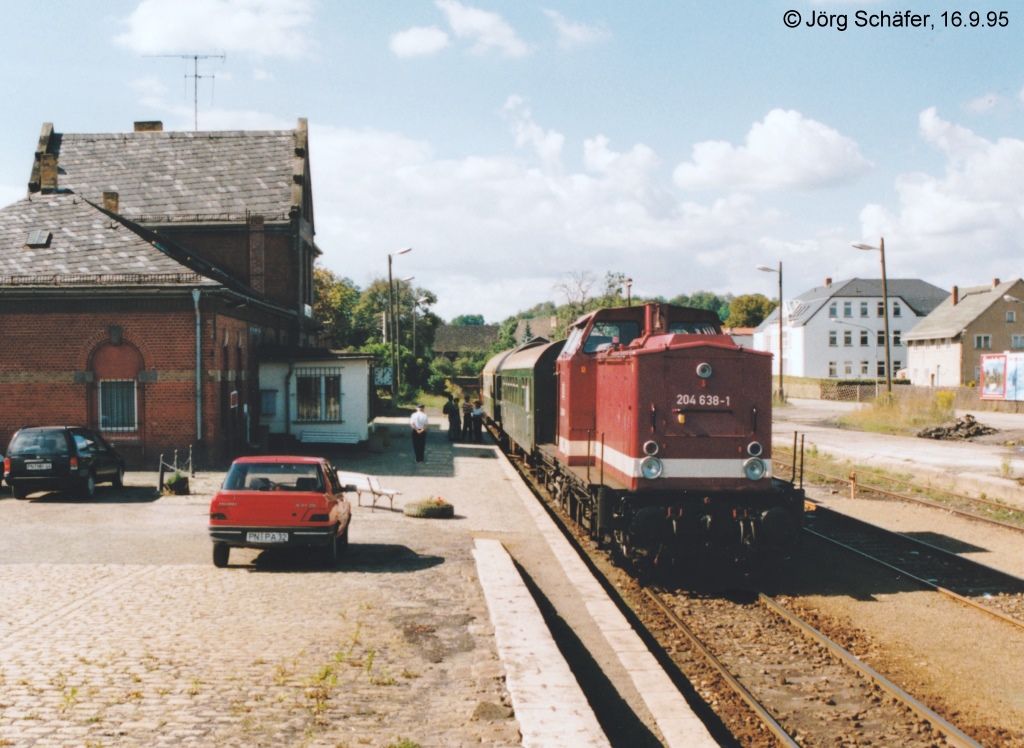 204 638 fuhr am 16.9.95 bei strahlendem Sonnenschein noch vom alten Bahnsteig des unteren Bahnhofs von Pneck ab. 