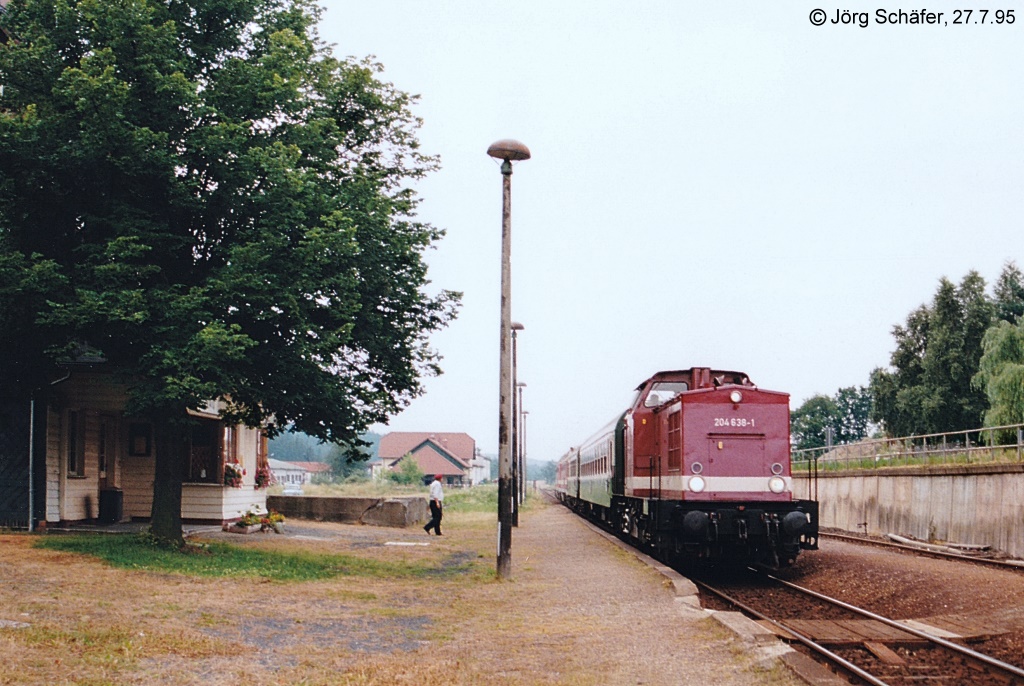 204 638 legte am 27.7.95 mit der Regionalbahn nach Triptis einen kurzen Stopp in Knau ein.

