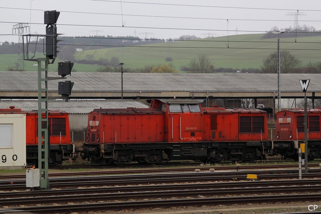204 641-5 steht mit einigen anderen abgestellten 204 im Bw Saalfeld. (27.3.2010)