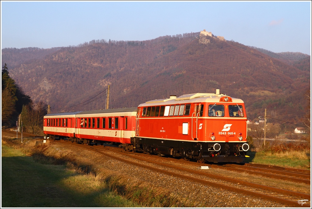 2043 005 fhrt mit zwei Schlieren auf der Donauuferbahn von Spitz nach Linz.Es war die Abschiedsfahrt auf dieser wunderschnen Strecke. Aggsbach Markt 27.11.2010 

