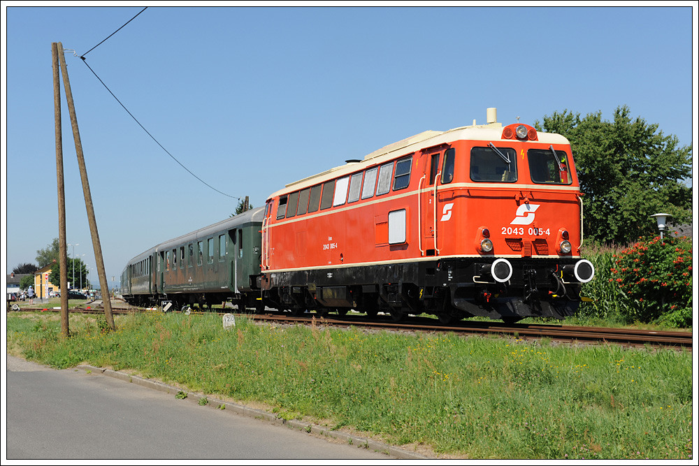 2043 005 mit ihrem E 16245 beim Umsetzen in Mureck am 10.7.2010.