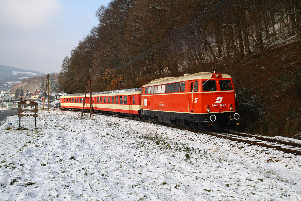 2043 005 mit Schlieren bei der Abschiedfahrt auf der Donauuferbahn von Linz nach Spitz. 
Weins 27.11.2010

