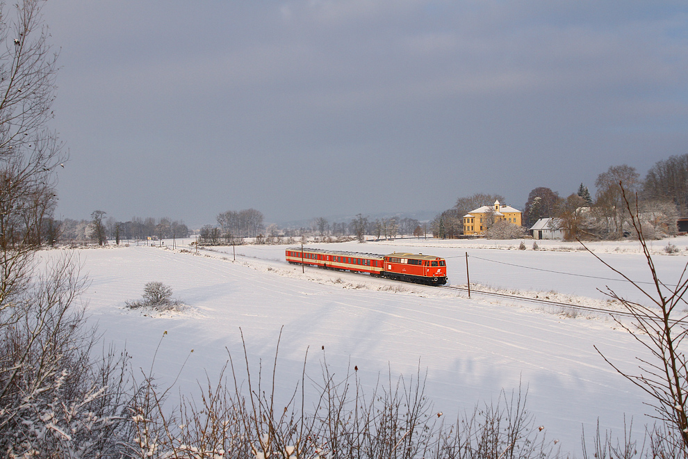 2043 005 mit Schlieren bei der Abschiedfahrt auf der Donauuferbahn von Linz nach Spitz. 
Auhof 27.11.2010

