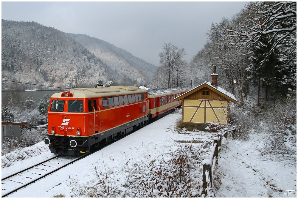 2043 005 mit Schlieren bei der Abschiedfahrt auf der Donauuferbahn von Linz nach Spitz. 
Hirschenau 27.11.2010

