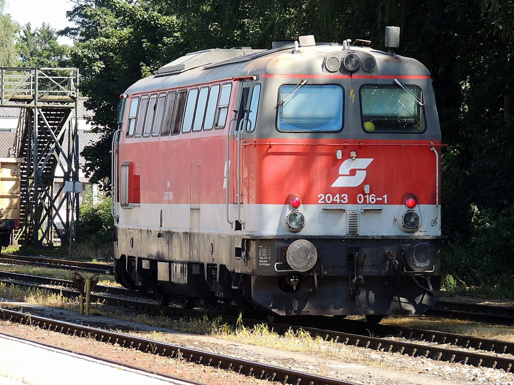 2043 016-1 hat die Verschubarbeiten beendet, und wartet am Bahnhof Ried auf die Rckfahrt Richtung Wels; 120801