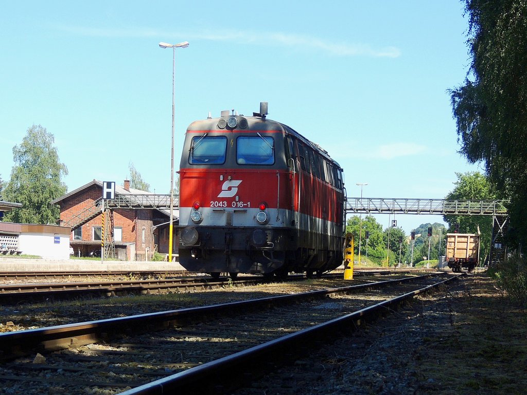 2043 016-1 verlsst den Bahnhof Ried; 120801
