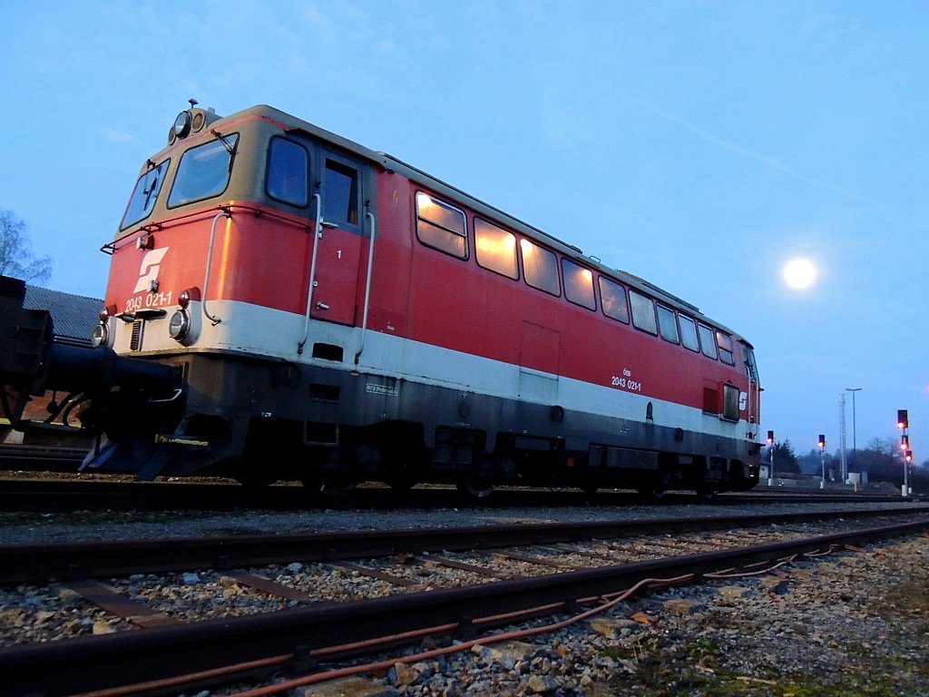 2043 021-1 wartet mit G68807 bei aufgehendem Mond auf die Freistellung des Ausfahrtssignals; 121126