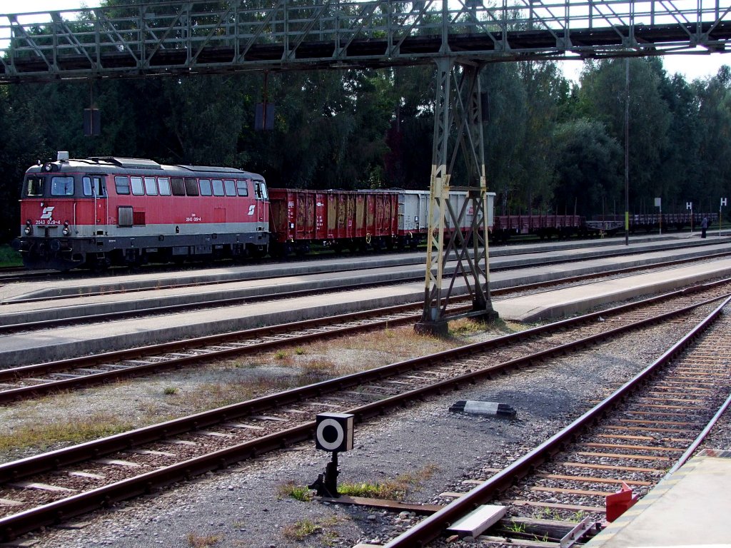 2043 029-4 besuchte wieder mal das Rieder-Kreuz, und wartet GZ68807 nun auf die Abfahrt;100927