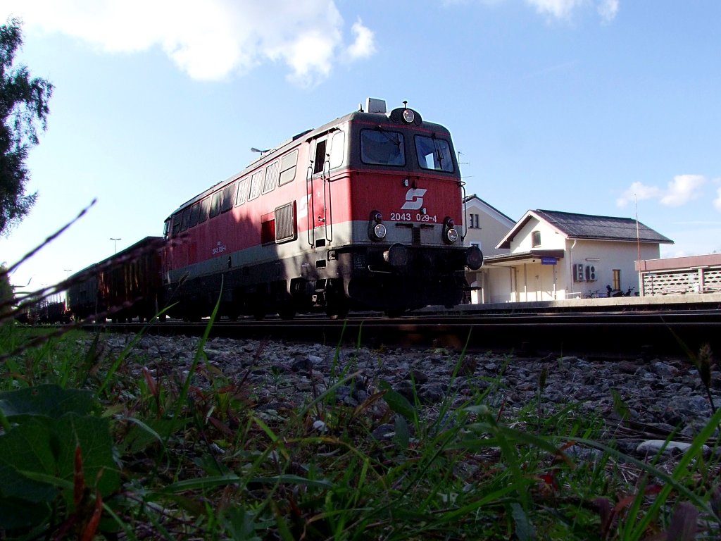 2043 029-4 steht mit GZ68807 am Bhf. Ried zur Abfahrt bereit;100927
