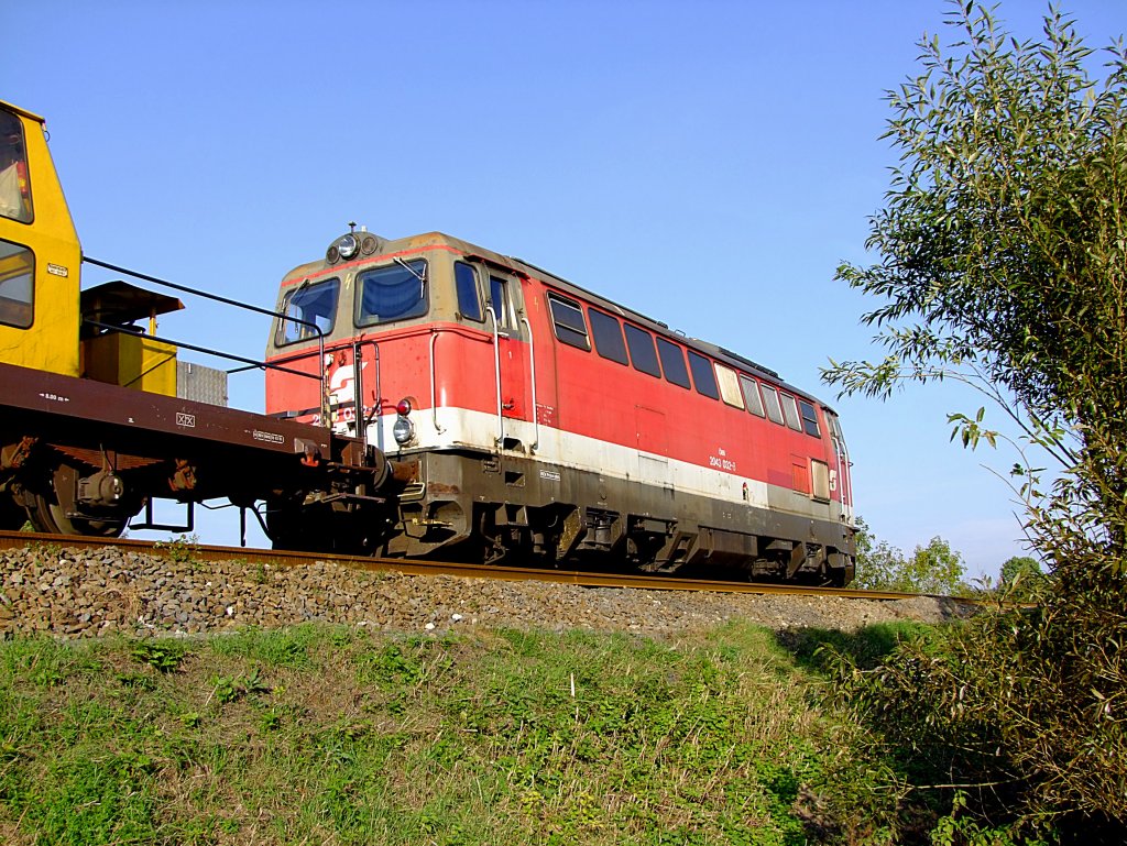 2043 032-8 findet bei einem Bauzugeinsatz(Schienenwechsel) auf der Strecke (KBS151) zwischen Ried u. Peterskirchen Verwendung;111004