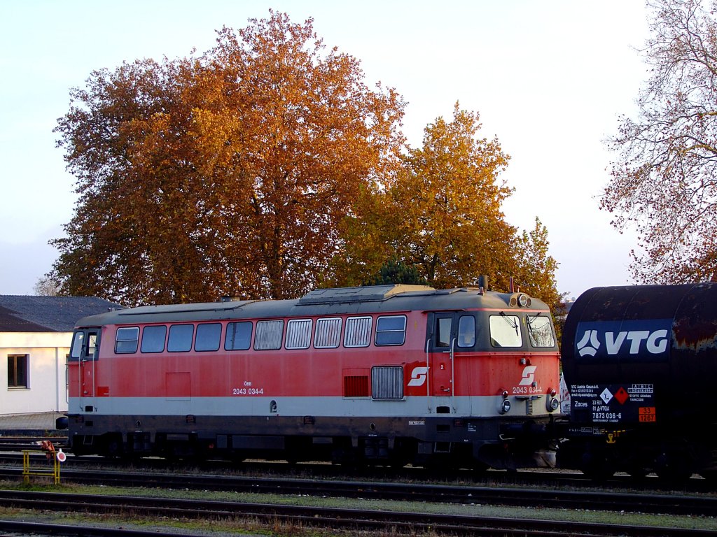 2043 034-4 wartet mit GZ68807 auf die Abfahrt;111103