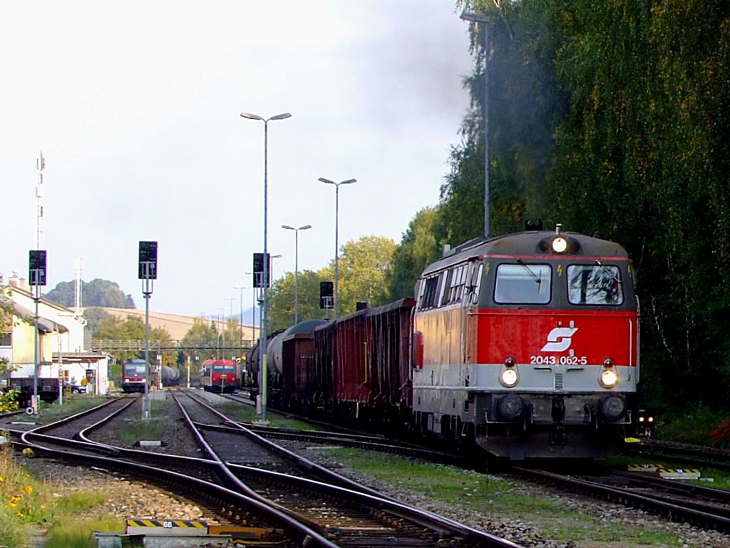 2043 062-5  zieht den abendlichen Gterzug aufgrund einer Streckensperre bei Peterskirchen aus dem Bahnhof Ried i.I. Richtung Schrding;111005