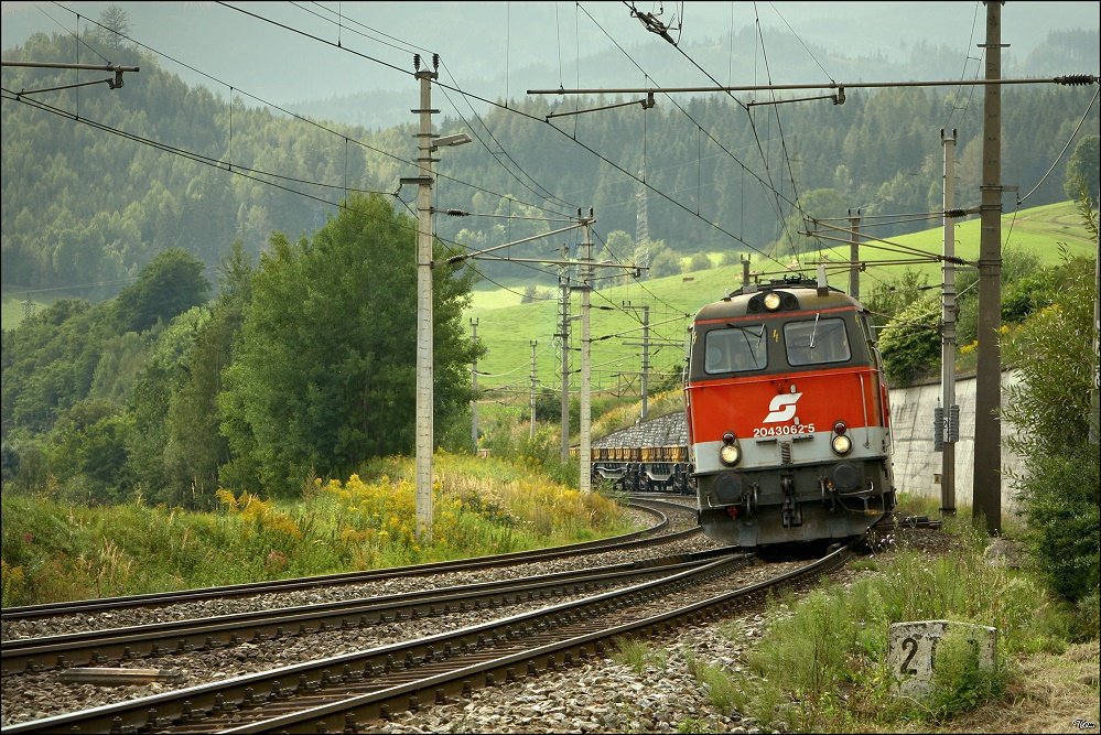 2043 062 (die einzige mit 2043 mit Caterpillarmotor) fhrt mit einem Bauzug von Kraubath nach St.Michael.
St.Michael 28.08.2009