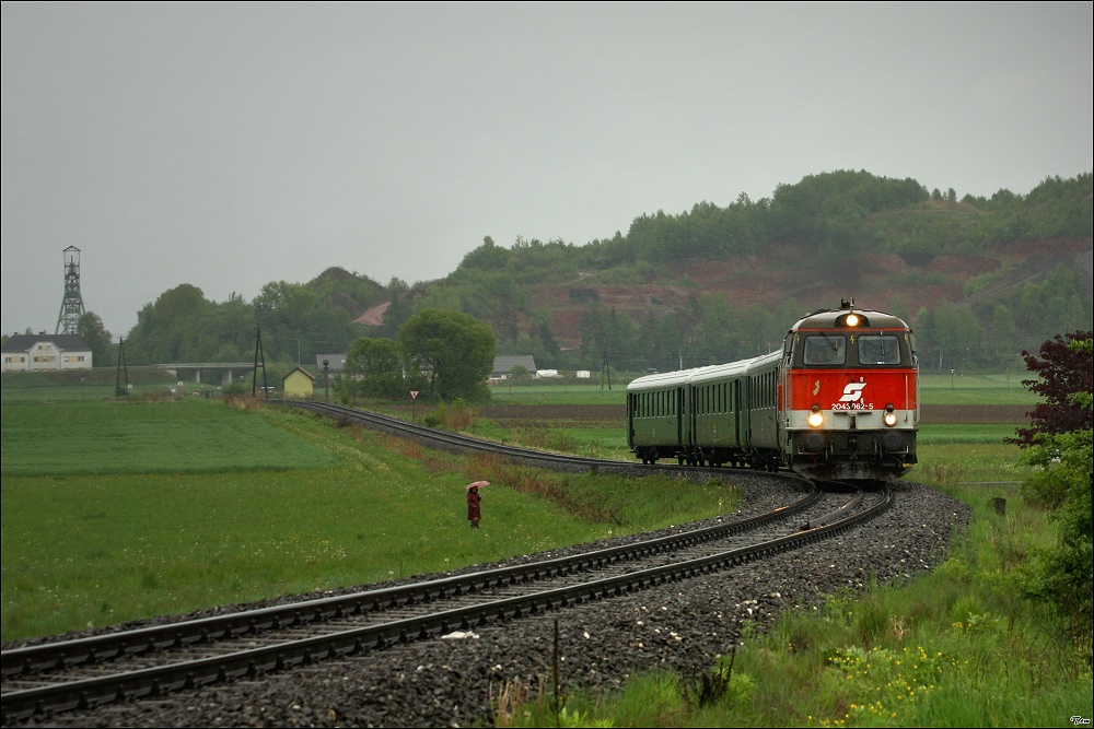 2043 062 mit dem SDZ 16182 von Knittelfeld nach Pls.  
Im Hintergrund sieht man den Frderturm des Bergbaumuseum Fohnsdorf.
13.05.2010