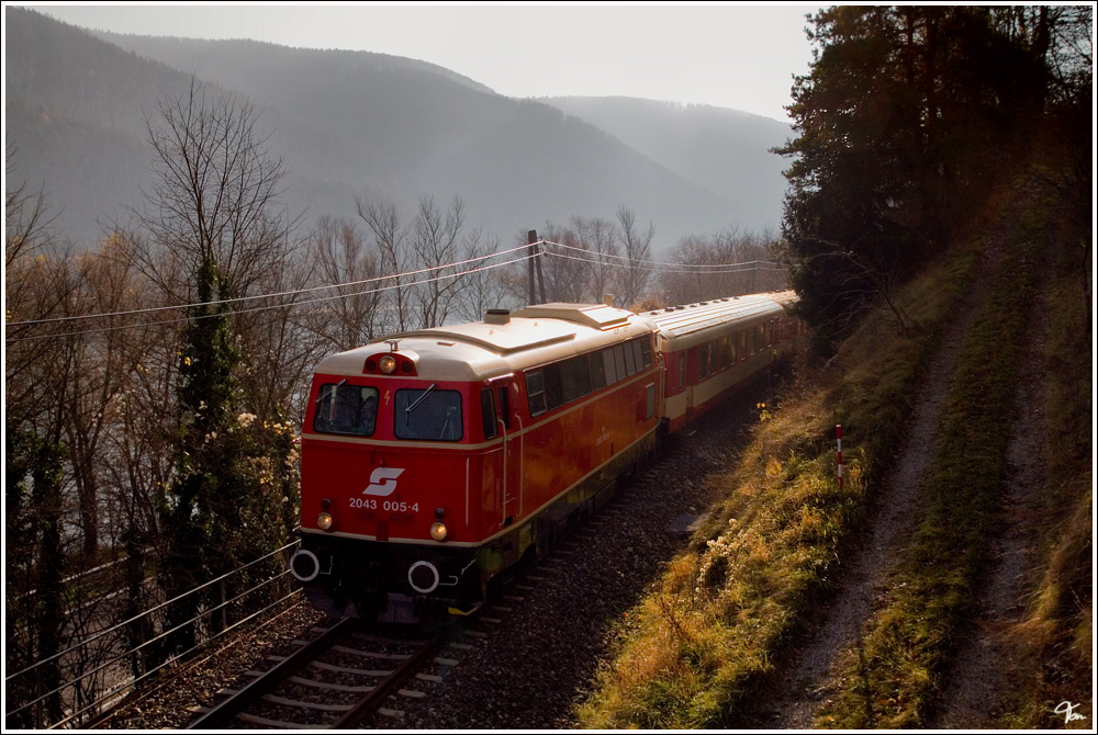 2043.005 fhrt mit einer Schlierengarnitur von Linz nach Spitz. 
Aggsbach 27.11.2010