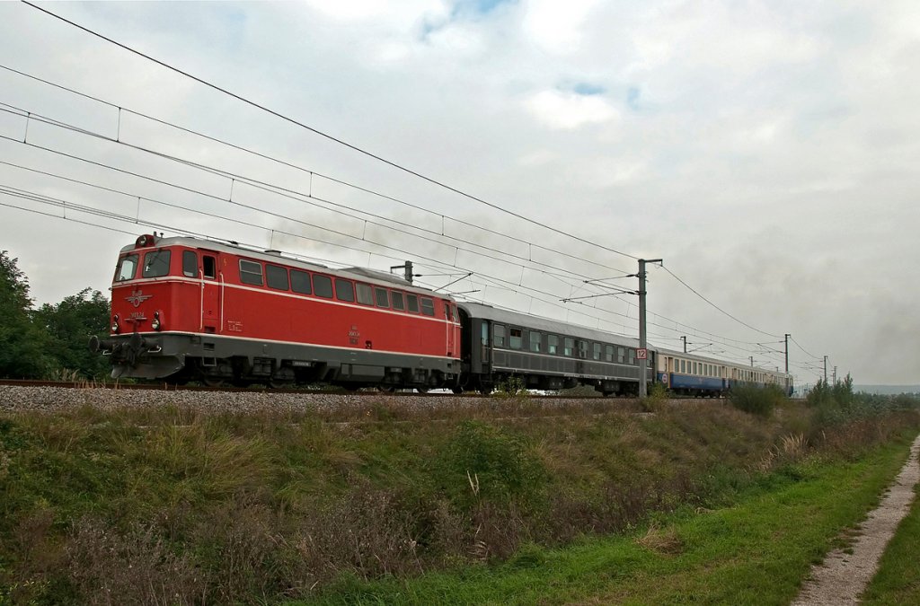 2043.24 befrderte am 12.09.2010 den R 19729 (Wolkersdorf - Gutenstein). Die Aufnahme entstand kurz nach dem Verlassen der Haltestelle Obersdorf-Pillichsdorf.