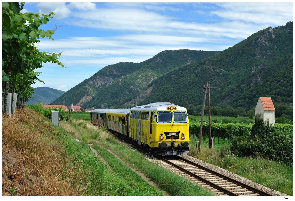 2043.24 mit dem R6102 (Krems-Emmersdorf), bei St.Michael/Wachau; 14.8.2011 