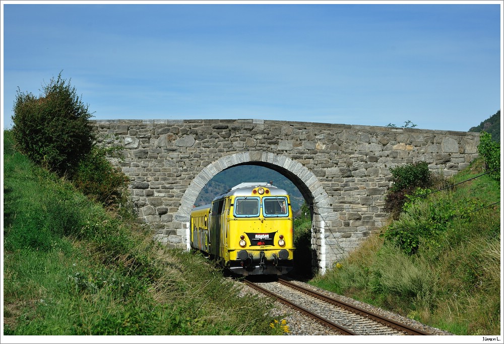 2043.24 mit dem R6104 (Krems-Emmersdorf), bei Wsendorf; 14.8.2011