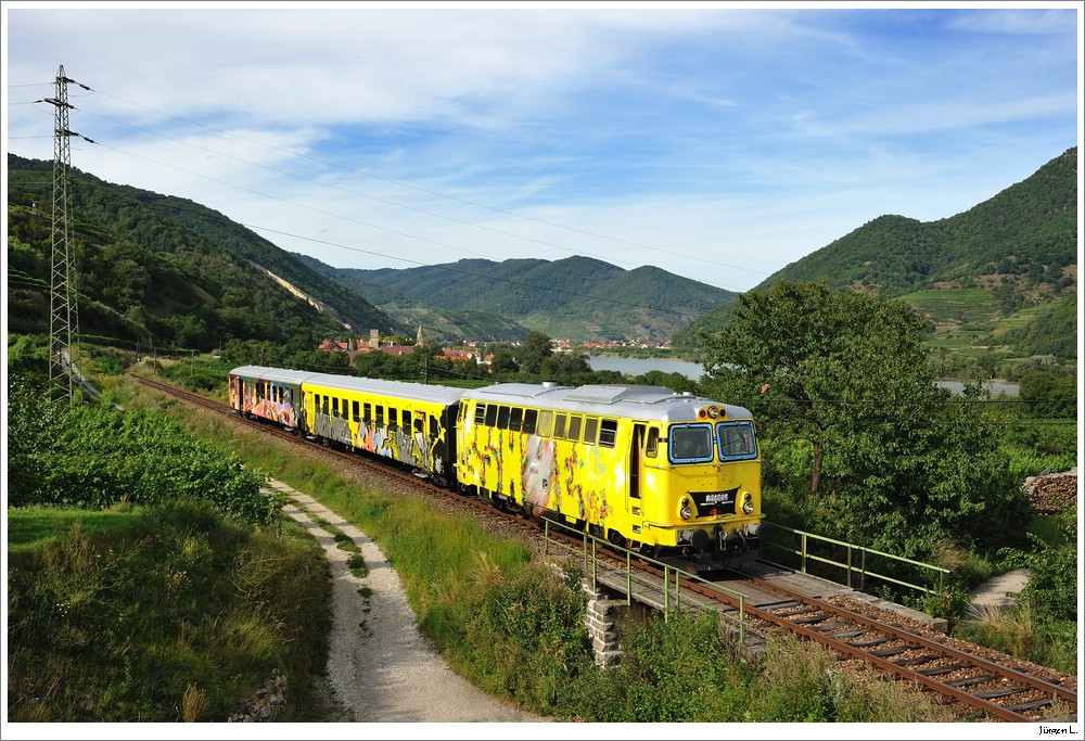 2043.24 mit dem R6104 (Krems-Emmersdorf), bei Schwallenbach; 14.8.2011