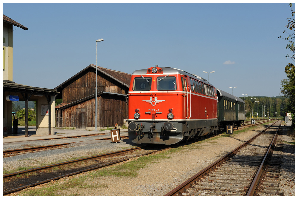 2043.24 mit ihrem SR 19920 von Siegmundsherberg nach Hadersdorf beim Halt in Horn am 22.8.2010.