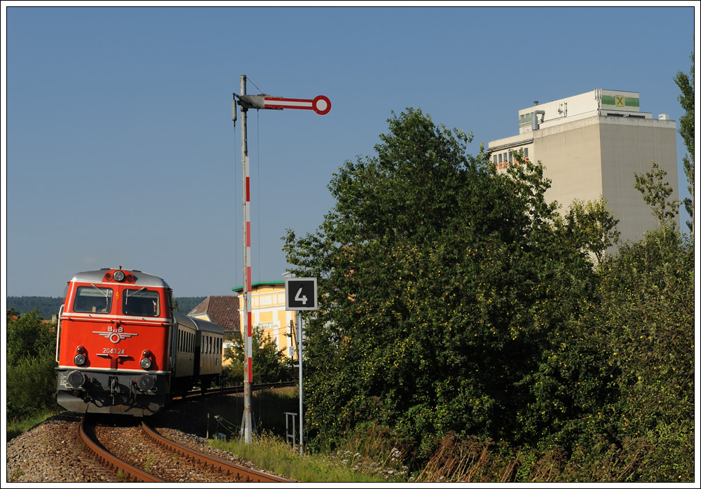 2043.24 mit ihrem SR 19920 von Siegmundsherberg nach Hadersdorf beim Ausfahrt aus Horn am 22.8.2010.

