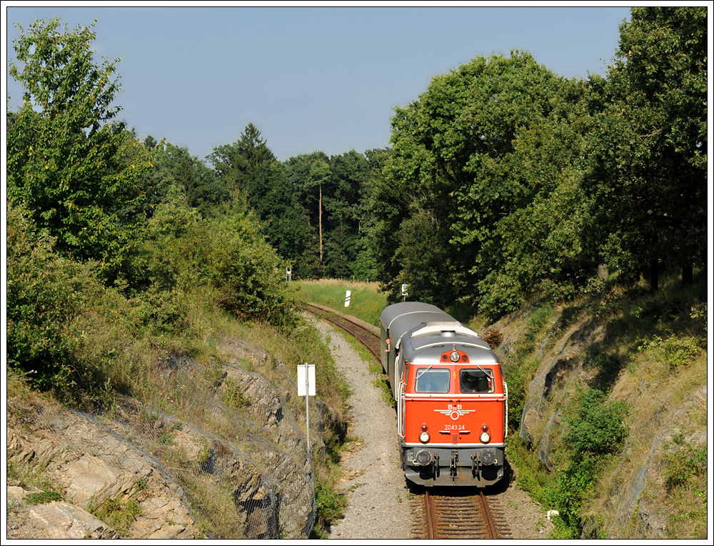 2043.24 mit ihrem SR 19920 von Siegmundsherberg nach Hadersdorf kurz nach Siegmundsherberg am 22.8.2010. 