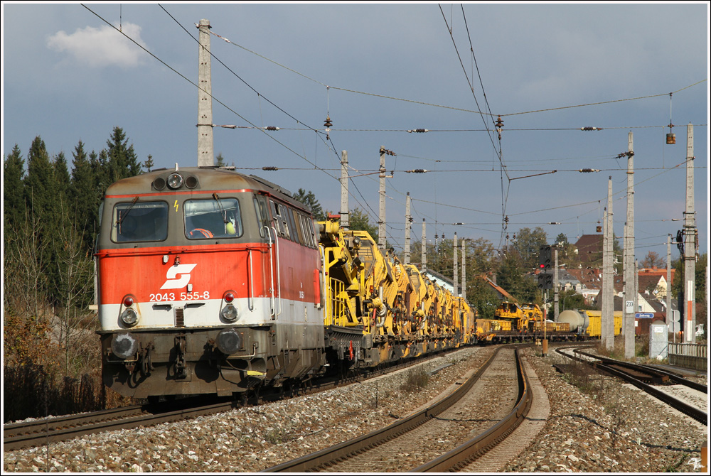 2043.555 fhrt mit einem Bauzug beim Bahnhofsumbau Zeltweg.
21.10.2011