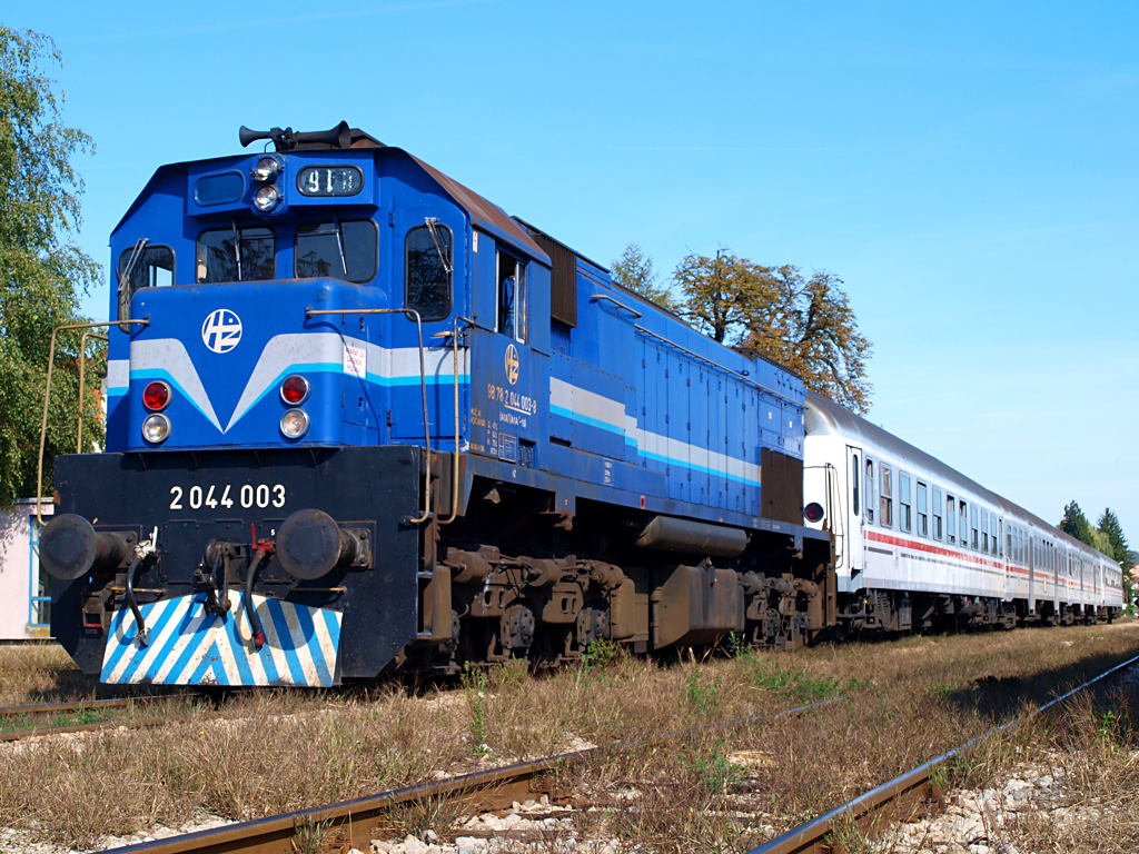 2044 003 wartet mit Personenzug P3013 im Bahnhof Zabok auf die Weiterfahrt Richtung Zagreb / 05.10.2012.