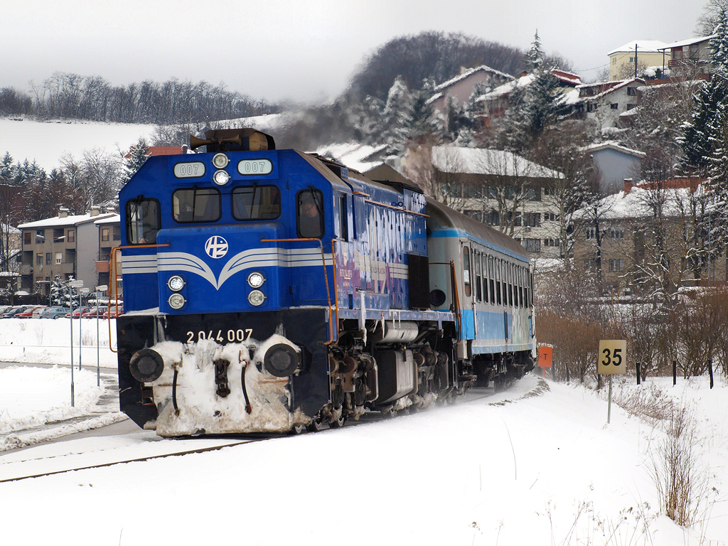 2044 007 mit Personenzug 3006 bei der Ausfahrt aus Zabok in Richtung Varazdin / 27.03.2013.