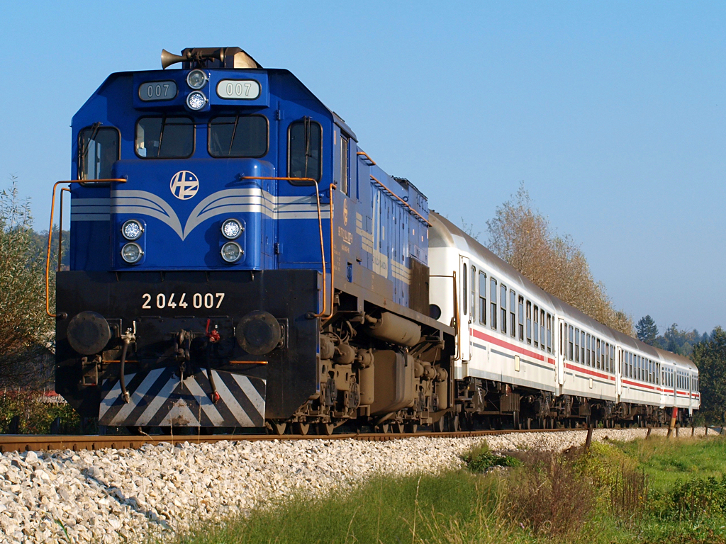 2044 007 verlässt mit Personenzug P3015 die Haltestelle Hum-Lug im Verlauf der Strecke Varazdin - Zagreb. / 22.10.2012.