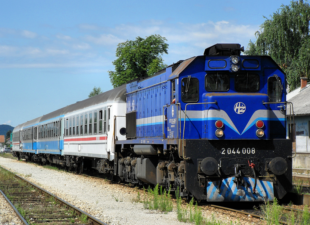 2044 008 mit Personenzug Pu3004 in Zabok. / 28.07.2010.