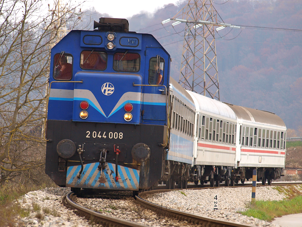 2044 008 mit Personenzug Pu3011 in der letzten Kurve vor Bahnhof Zabok im Verlauf der Strecke Varazdin - Zagreb / 24.11.2012.