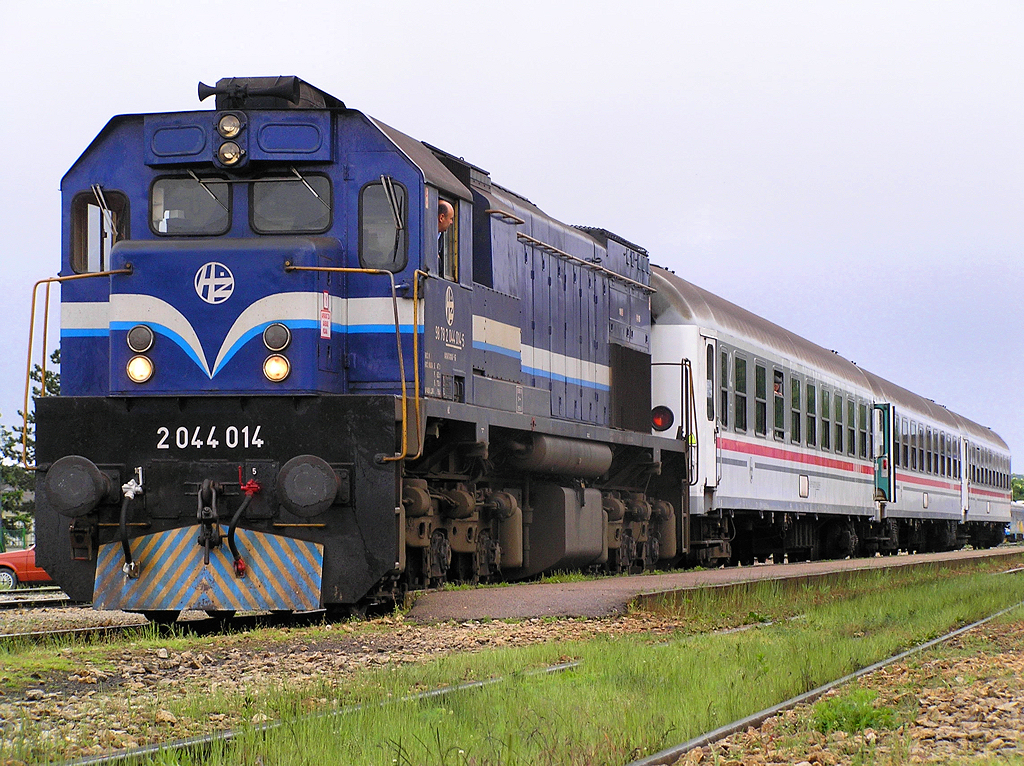2044 014 mit Personenzug Pu3006 in Zabok / 16.05.2010.