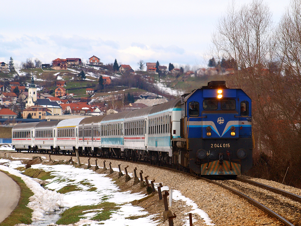 2044 015 mit Personenzug Pu3006 von Zagreb nach Varazdin bei der Einfahrt in den Haltepunkt Hum-Lug / 03.02.2013.