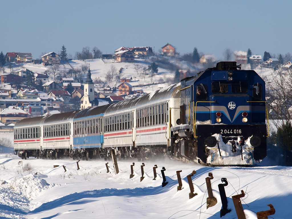 2044 016 mit Personenzug Pu3006 bei der Einfahrt in den Haltepunkt Hum-Lug im Verlauf der Strecke Zagreb - Varazdin. Die Nacht bevor hat es um die 20 Zentimeter Neuschnee geschneit, was für eine winterliche Stimmung sorgte. / 09.12.2012.