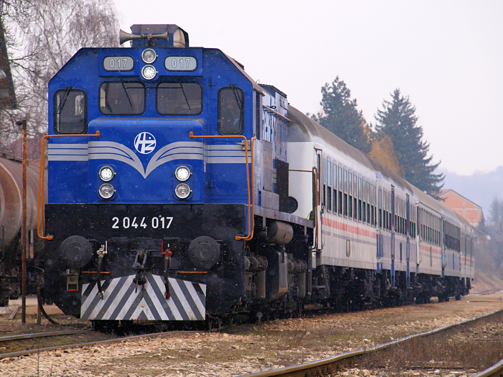 2044 017 wartet im Bahnhof Zabok mit Personenzug P3011 auf die Abfahrt Richtung Zagreb, whrend leichtes Schneegestber einsetzt / 29.01.2012.