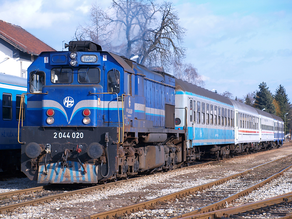 2044 020 in Zabok bei der Abfahrt Richtung Zagreb mit Personenzug P3011 / 09.01.2011.