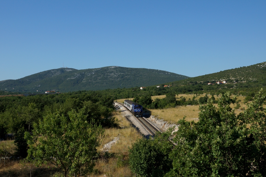 2044 026 fhrt mit dem P 5502 zum zweiten Mal an diesem Tag von Split nach Perković. Prgomet 24.07.2013 