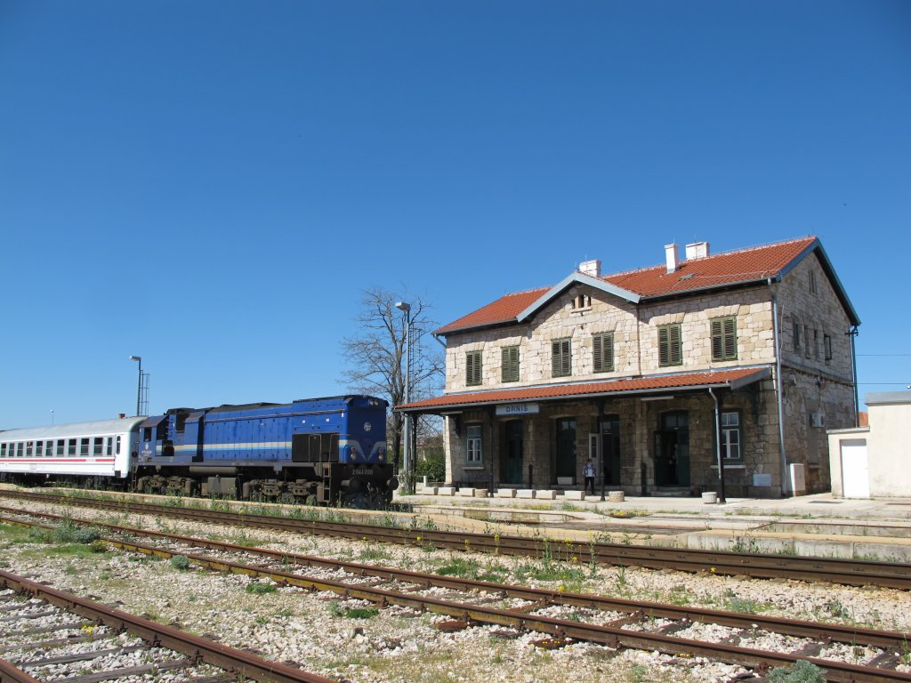 2044 030 mit DGEG-Sonderzug am 16. April 2013 im Bahnhof Drni.