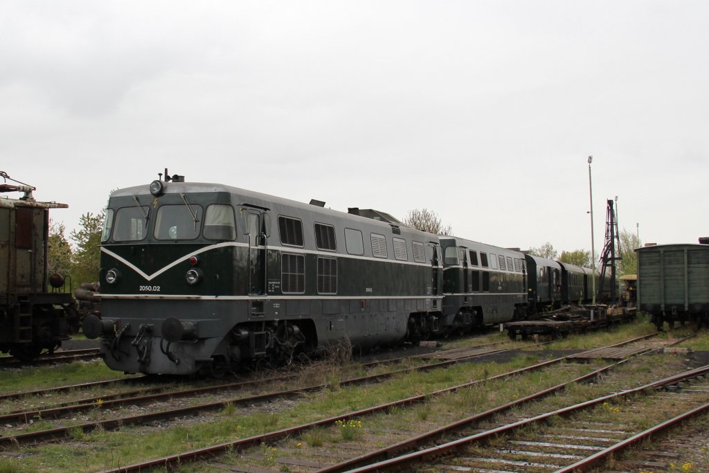 2050 02 mit 2050 04 vor dem Sonderzug des Er�ffnungsfestes im Eisenbahnmuseum Strasshof; am 22.04.2012