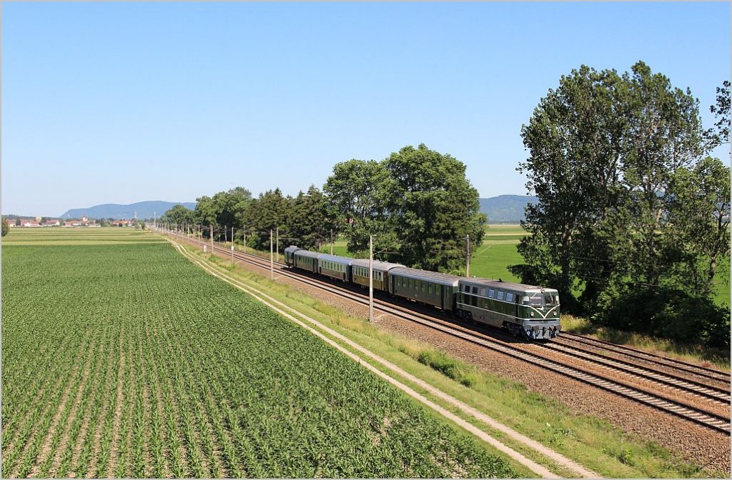 2050 04 war am 16. Juni 2012 mit Sdz E 14818 von Wien Heiligenstadt zur Nibelungengauer Sonnenwende nach Emmersdorf/Donau unterwegs. Die Aufnahme zeigt den Zug kurz vor seinem Zwischenhalt in Tulln. 